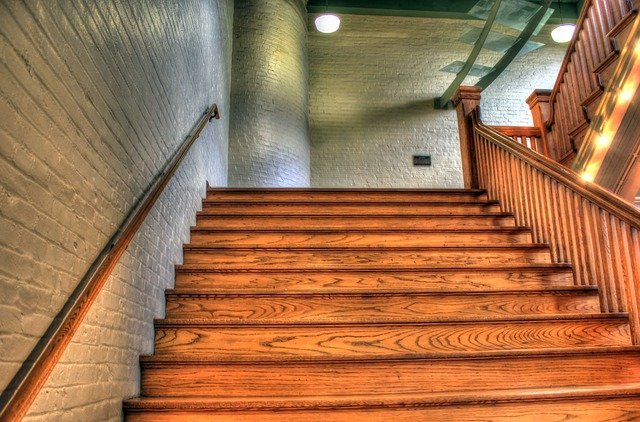 běžný typ dřevěného schodiště